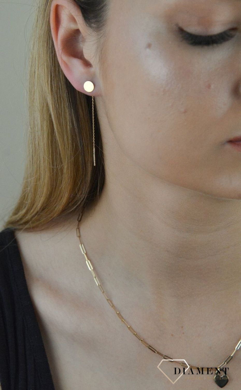 Złote kolczyki przeciągane z grawerowana blaszką KL 10539 Złote kolczyki 585 przeciągane z grawerowaną blaszką. Jeśli cenisz sobie minimalizm w dodatkach wybierz subtelne kolczyki blaszki wykonane z najwyższej jakości złota 585.jpg